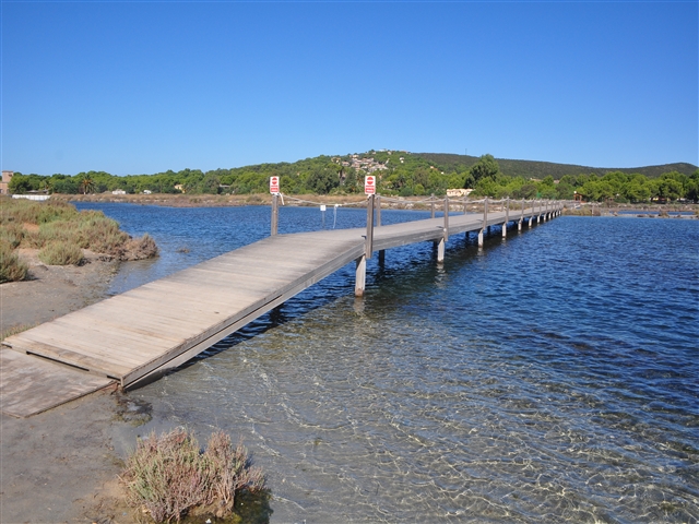 Un pontile lungo circa 500 metri attraversa una laguna azzurrissima prima di portarci alla spiaggia.